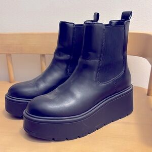 Black platform books size 8 - Steve Madden- brand new never worn outside